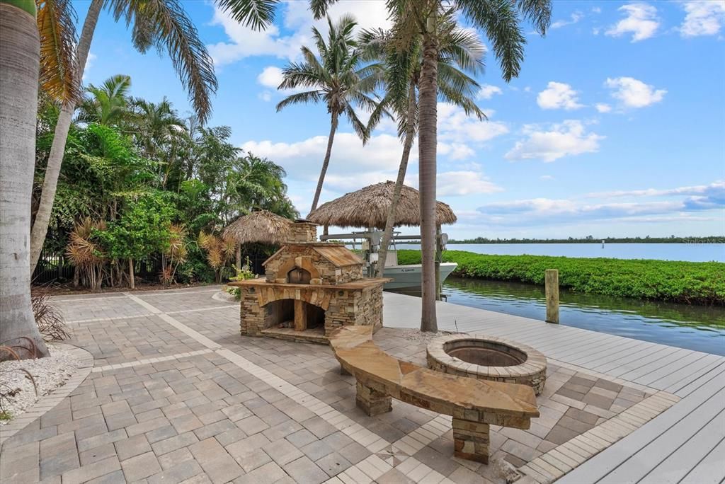 Exterior, Outdoor Kitchen, Water