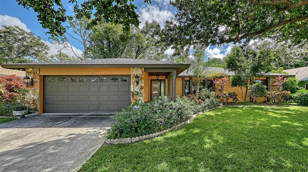 Attached, Exterior, Facade, Ranch