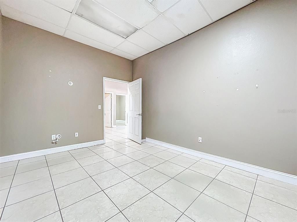 Empty room, Interior