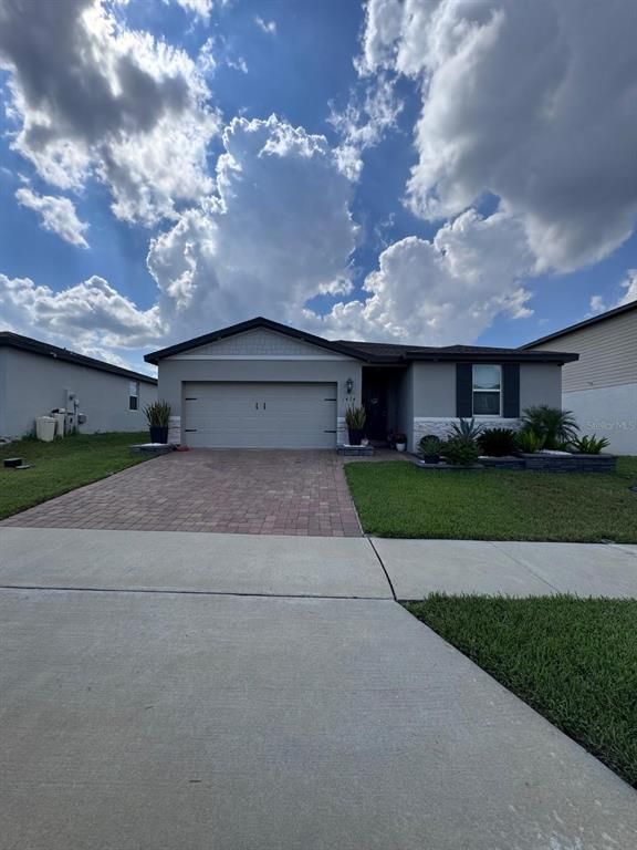 Attached, Exterior, Facade, Ranch