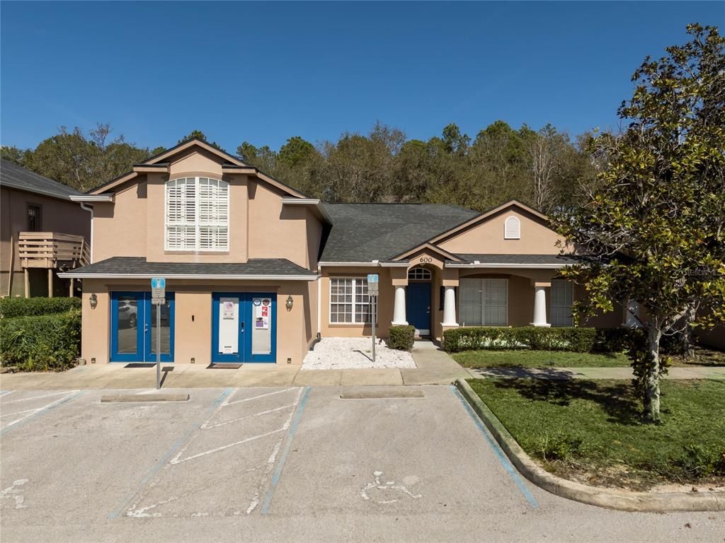 Exterior, Facade, Ranch