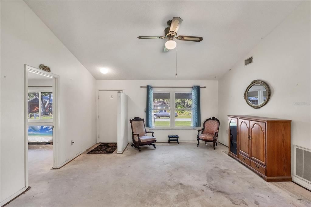 Empty room, Interior