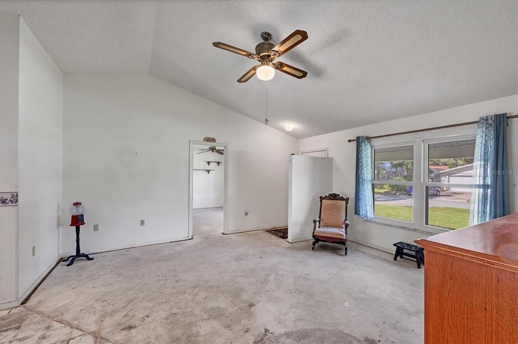 Empty room, Interior