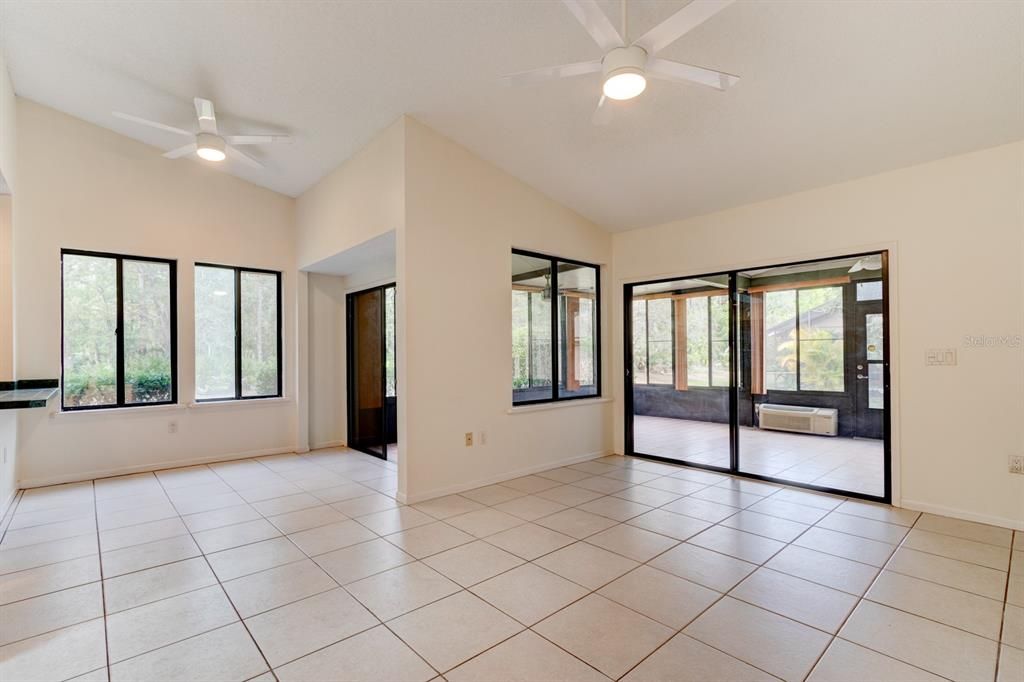 Empty room, Interior