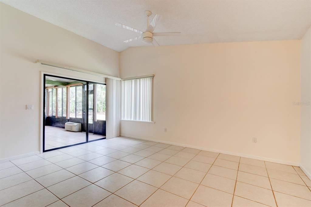 Empty room, Interior