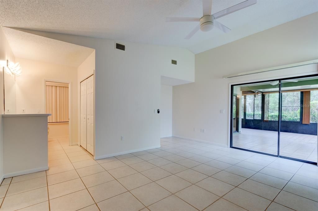 Empty room, Interior
