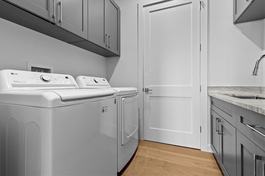 Interior, Washer, Wood Texture Flooring