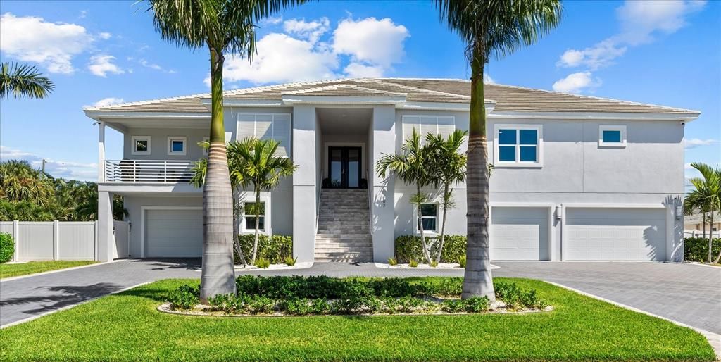 Attached, Exterior, Facade, Mediterranean