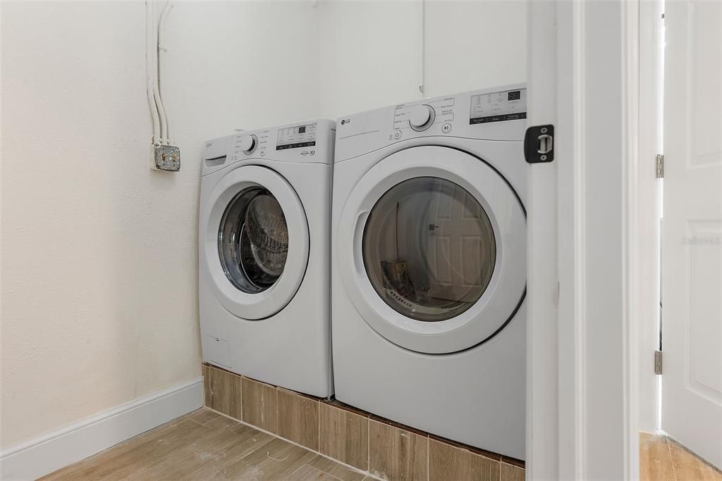 Interior, Utility Closets, Washer, Wood Texture Flooring