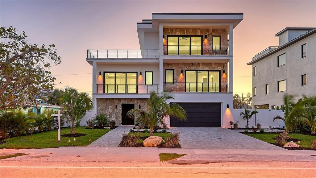 Attached, Exterior, Facade, Modern