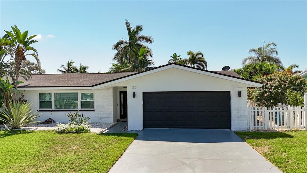 Attached, Exterior, Facade, Ranch