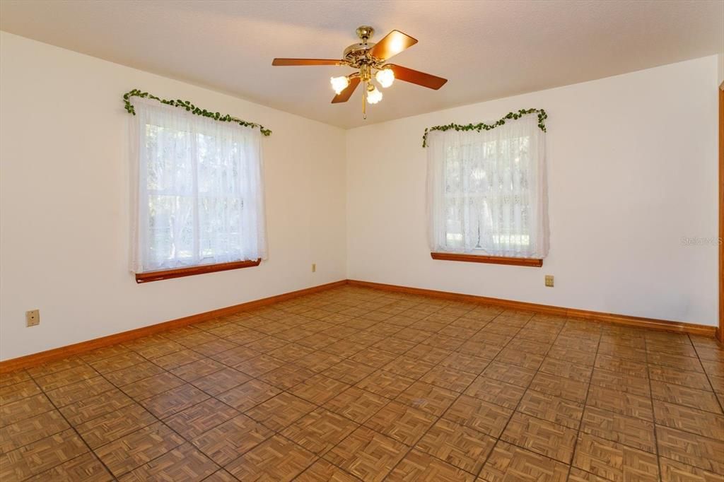 Empty room, Interior