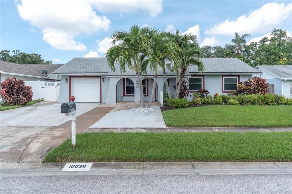 Attached, Exterior, Facade, Ranch