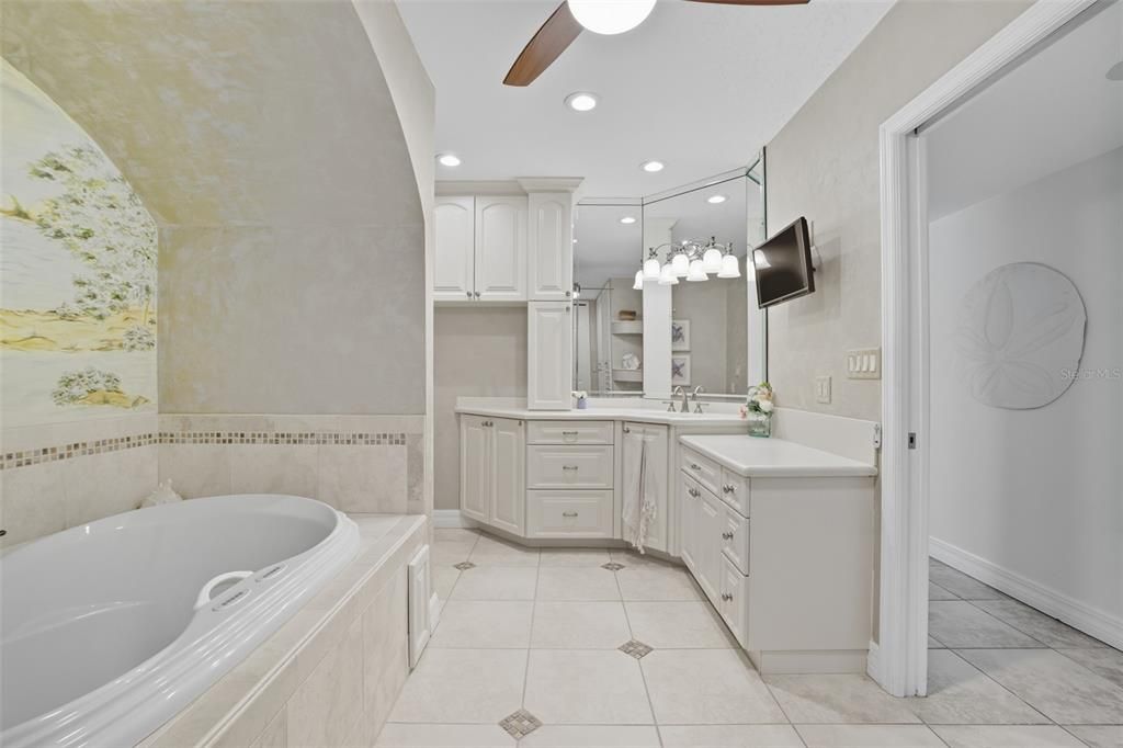 Bathroom, Dual Sink Vanities, Interior, Recessed Lighting