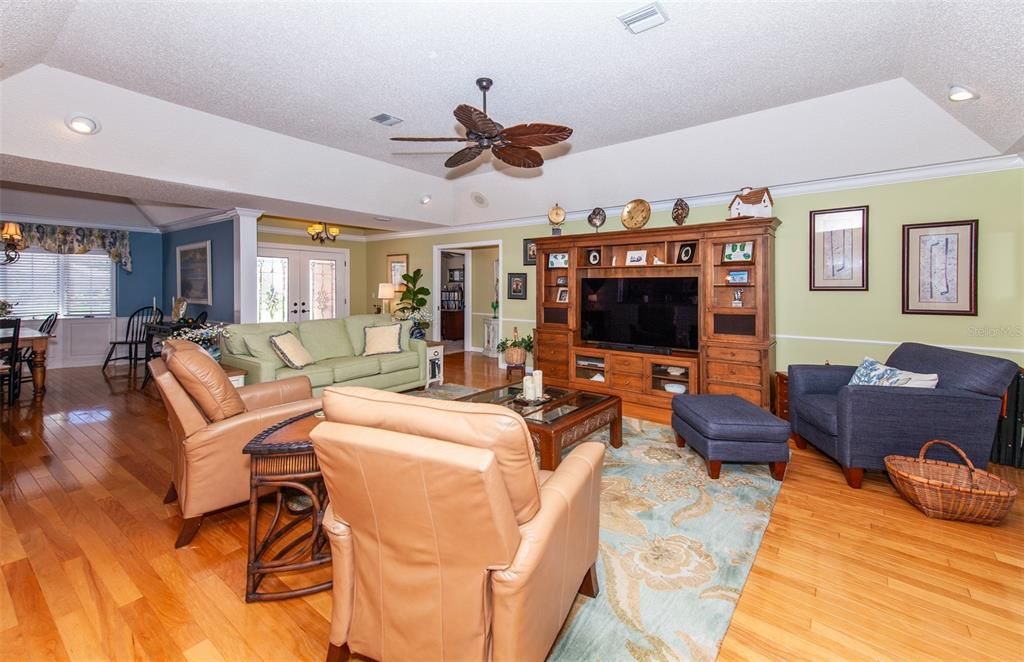 Chandelier, Dining room, Interior, Living room, Recessed Lighting, Wood Texture Flooring