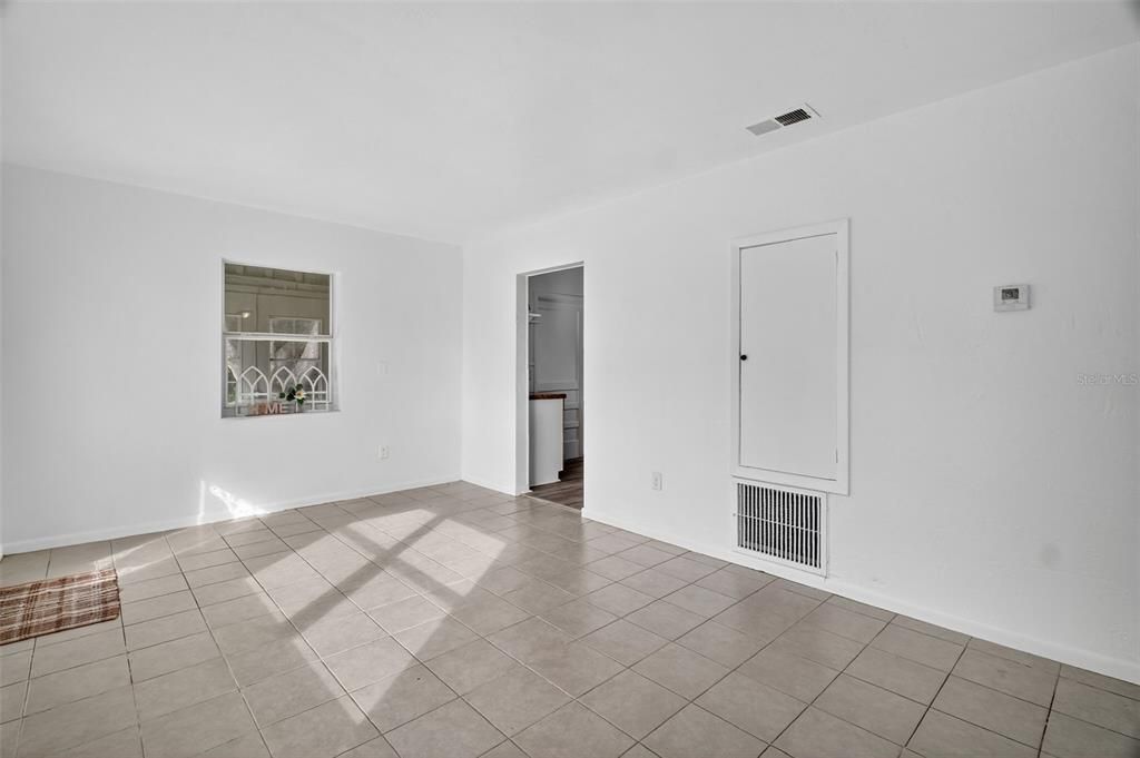 Empty room, Interior
