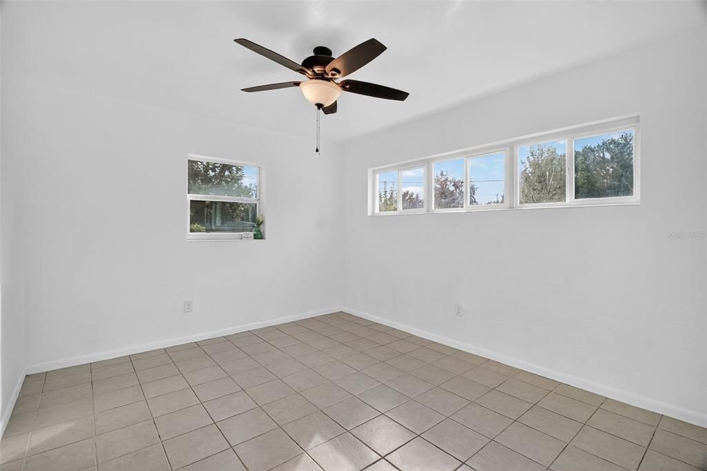 Empty room, Interior