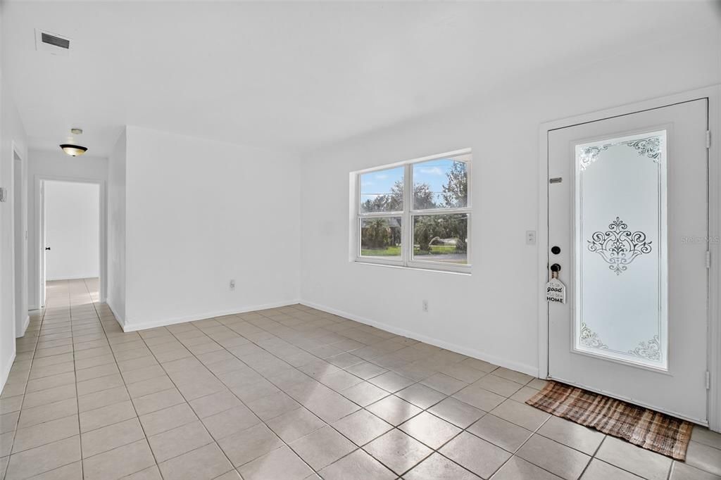 Empty room, Interior