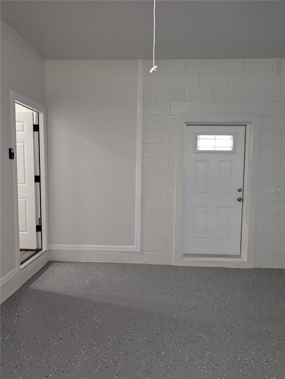 Empty room, Interior