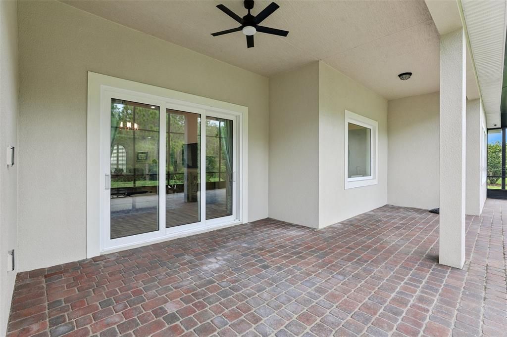 Empty room, Exterior