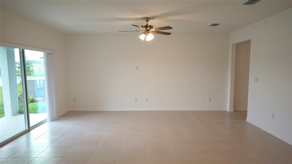 Empty room, Interior