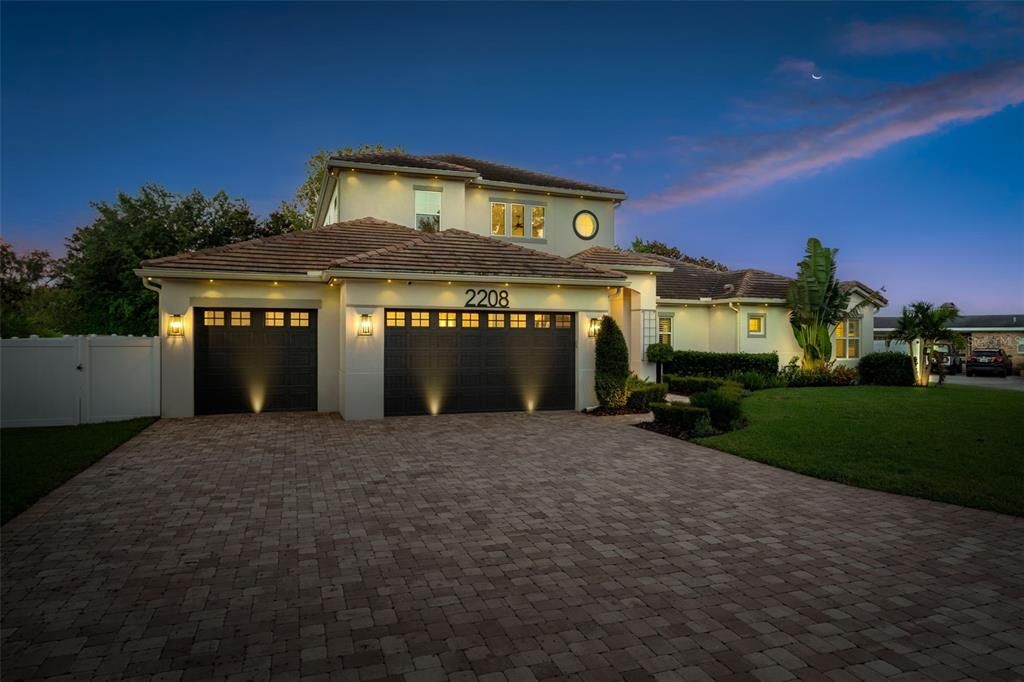 Attached, Exterior, Facade, Mediterranean