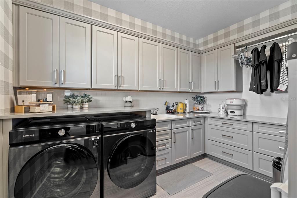 Interior, Washer, Wood Texture Flooring