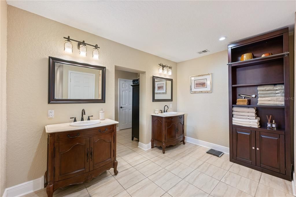 Bathroom, Dual Sink Vanities, Interior, Recessed Lighting