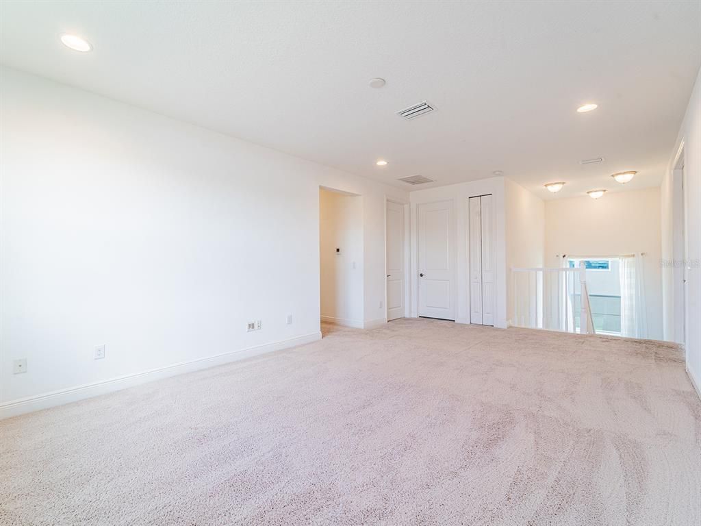 Empty room, Interior, Recessed Lighting