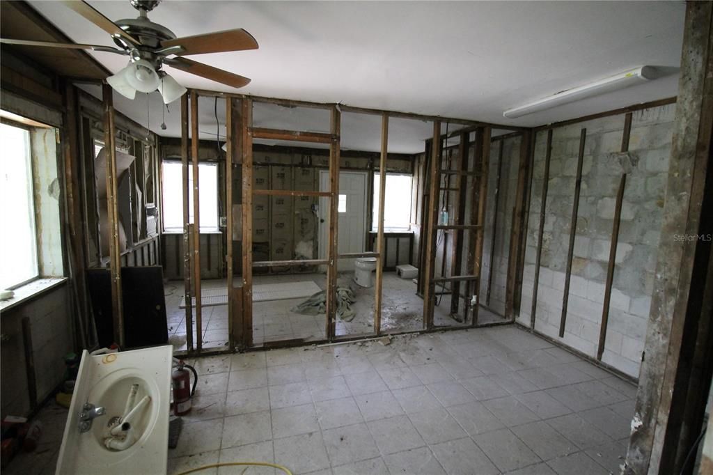 Empty room, Interior
