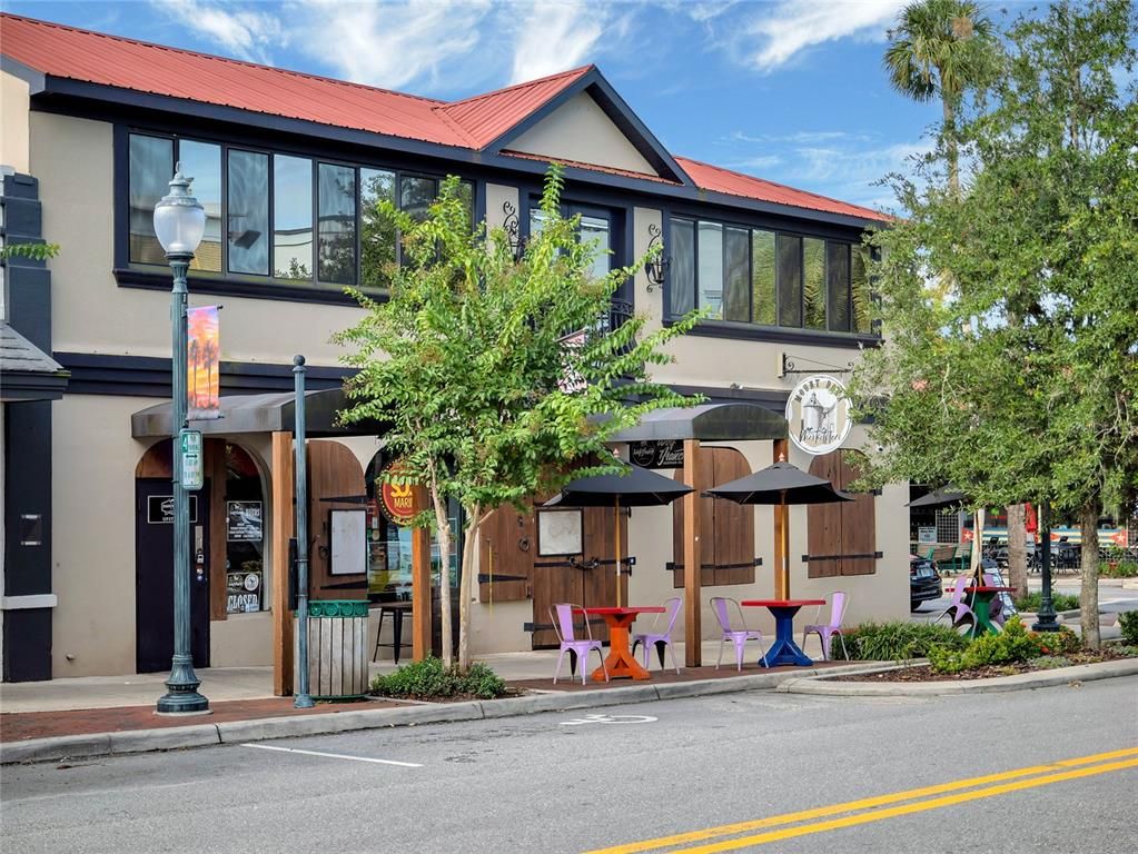 Exterior, Facade, Modern