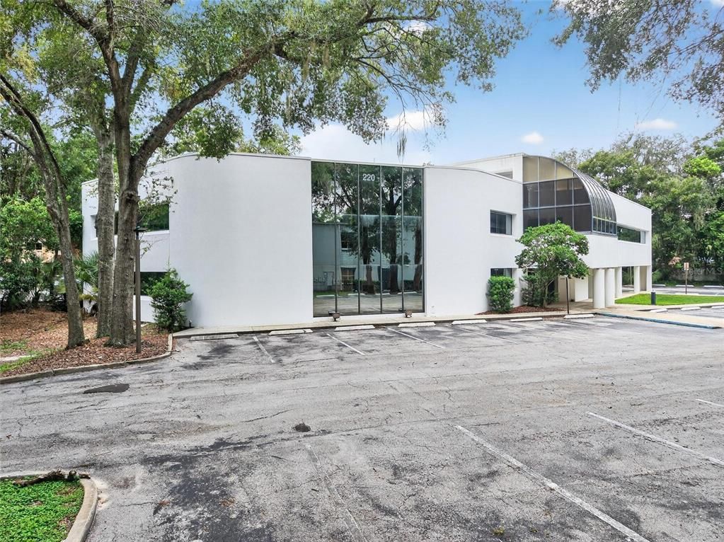 Exterior, Facade, Modern