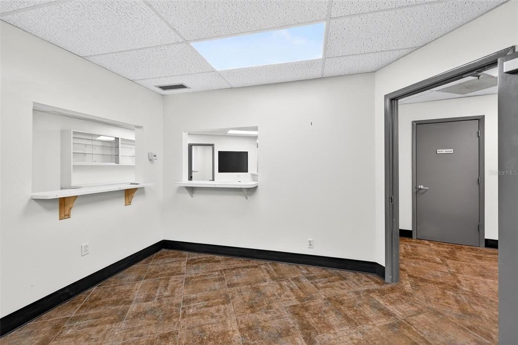 Empty room, Interior