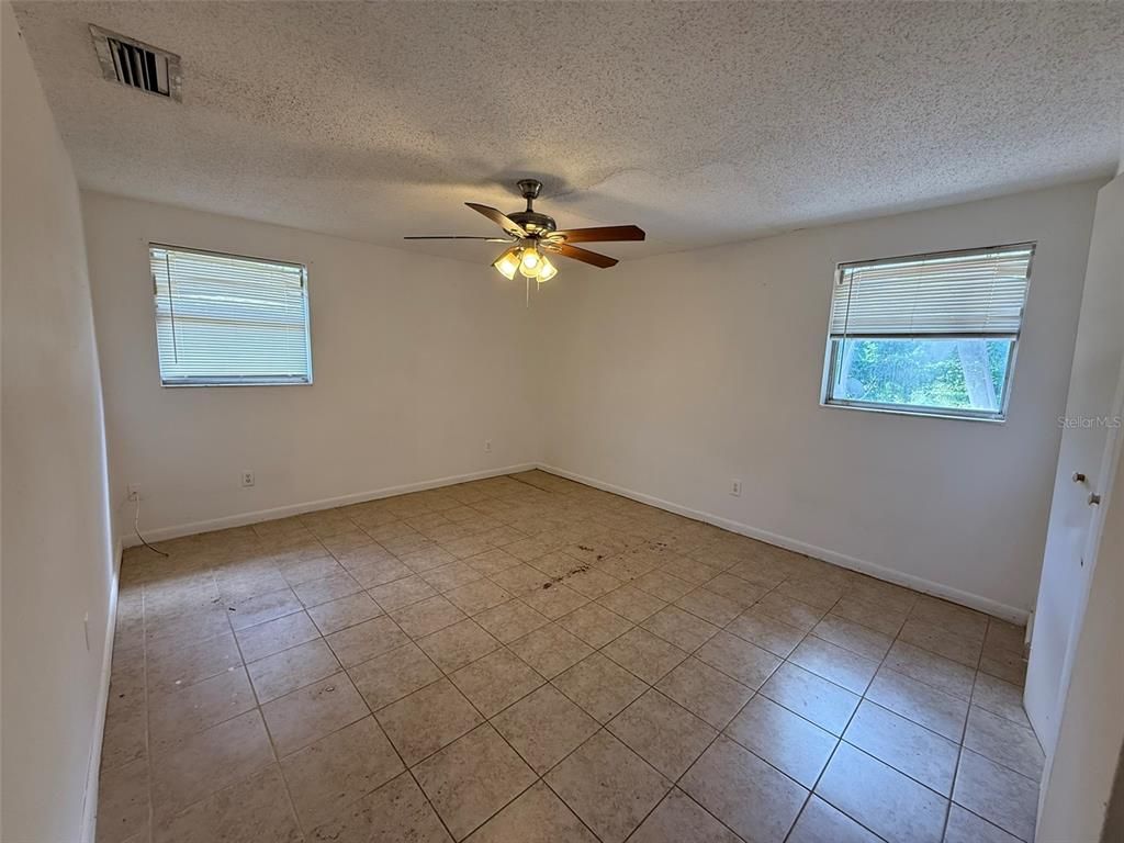 Empty room, Interior
