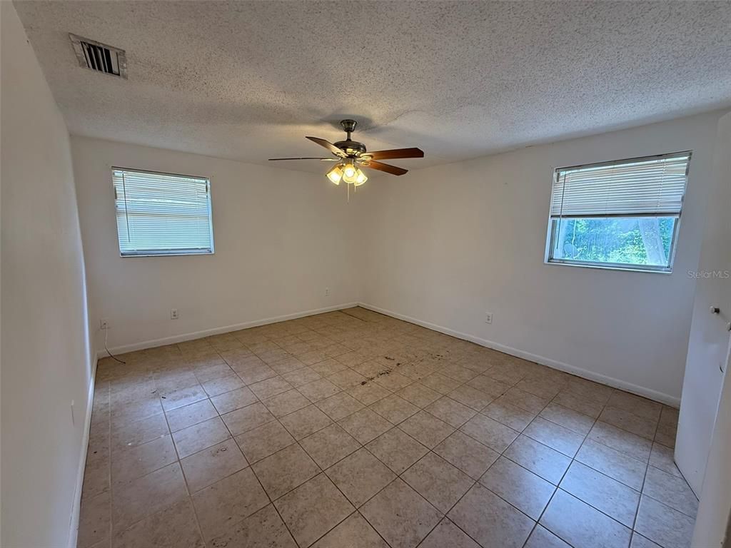 Empty room, Interior