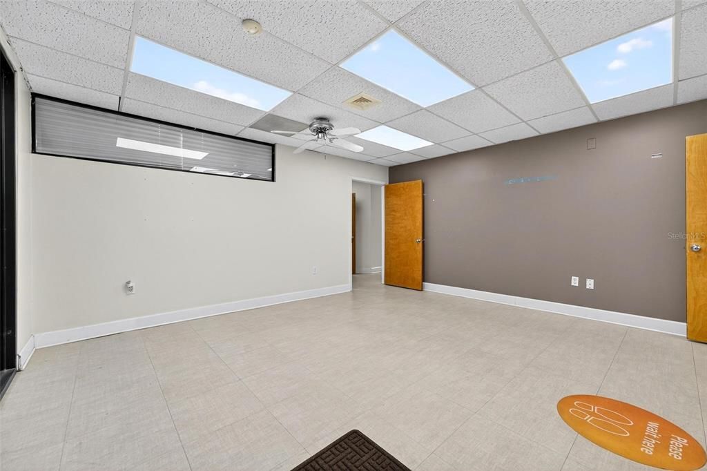 Empty room, Interior, Recessed Lighting