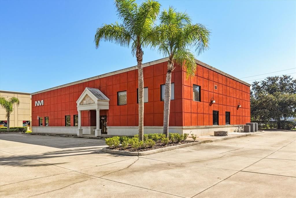 Exterior, Facade, Modern