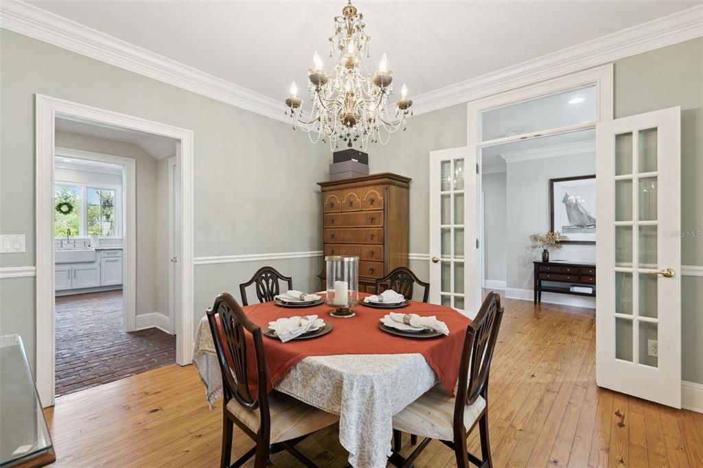 Chandelier, Dining room, Interior, Recessed Lighting, Wood Texture Flooring