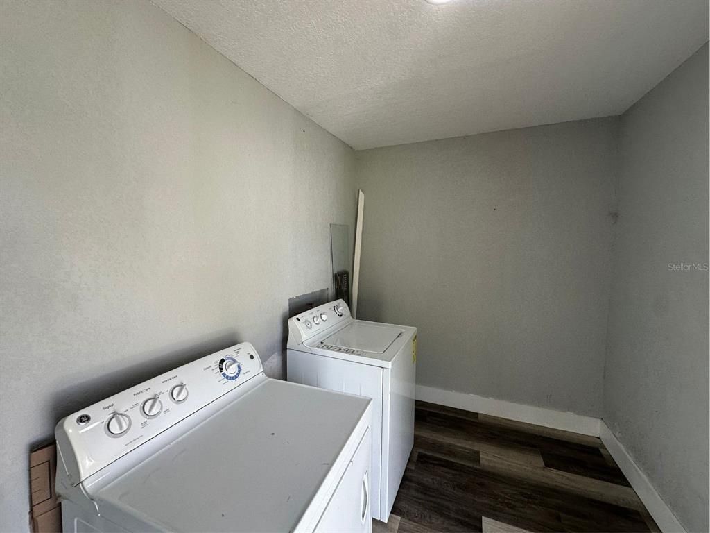 Interior, Washer, Wood Texture Flooring