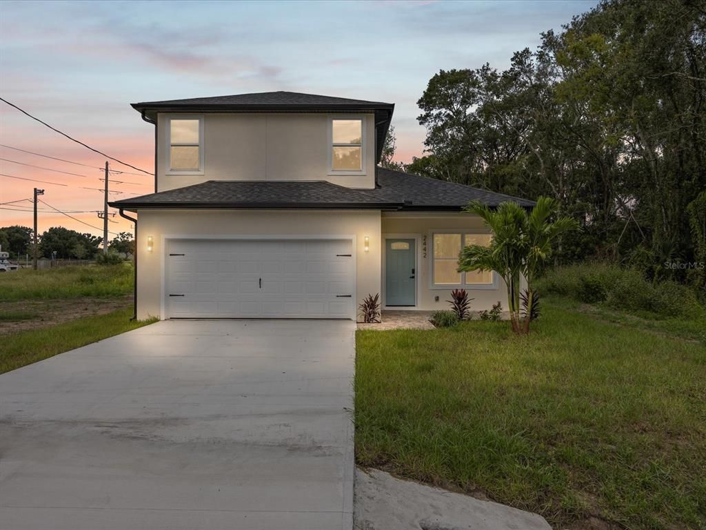 Attached, Exterior, Facade, Modern