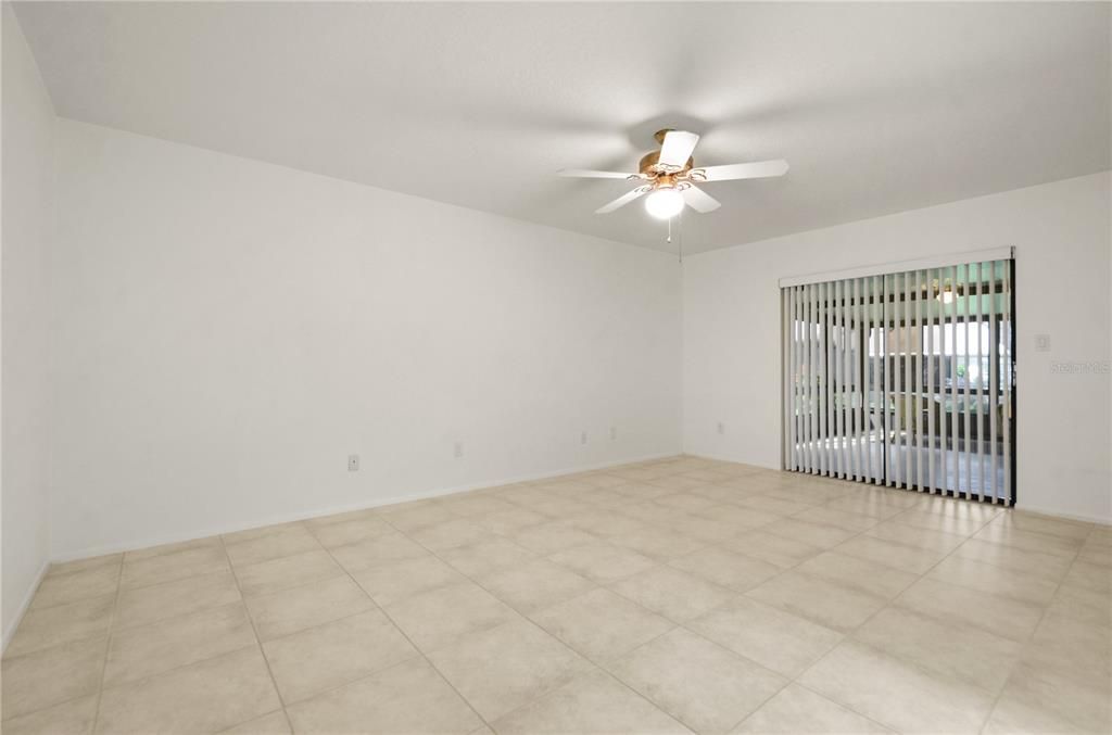 Empty room, Interior