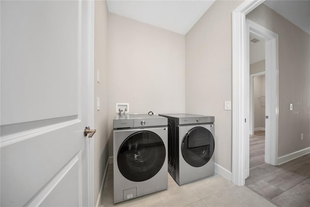 Interior, Washer, Wood Texture Flooring