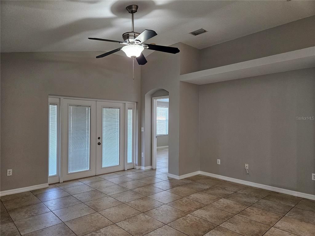 Empty room, Interior