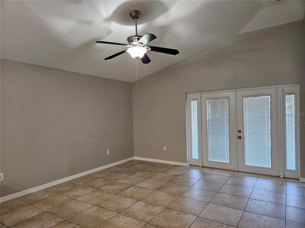 Empty room, Interior