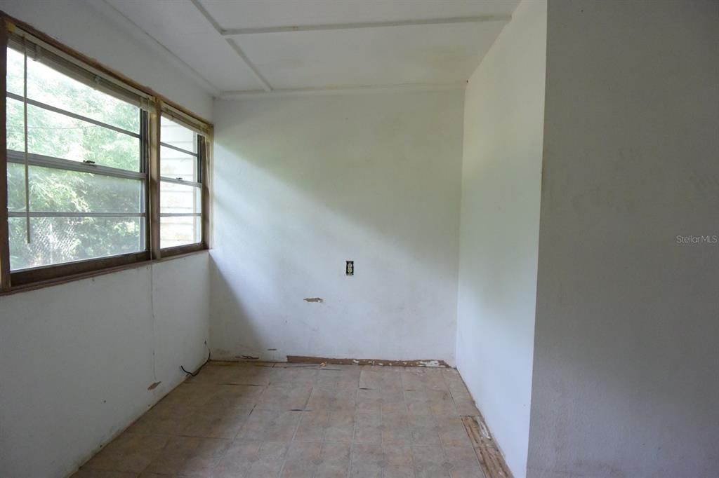 Empty room, Interior