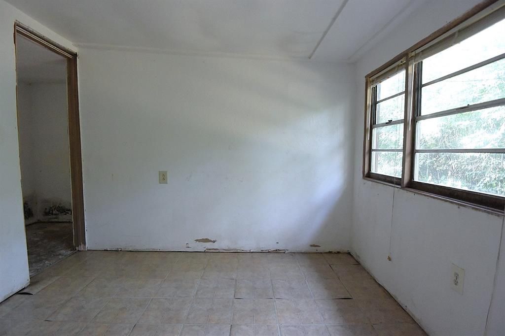 Empty room, Interior