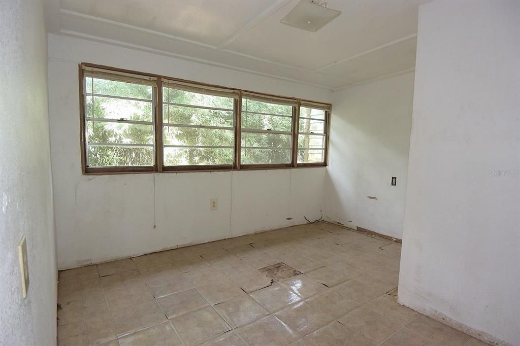 Empty room, Interior