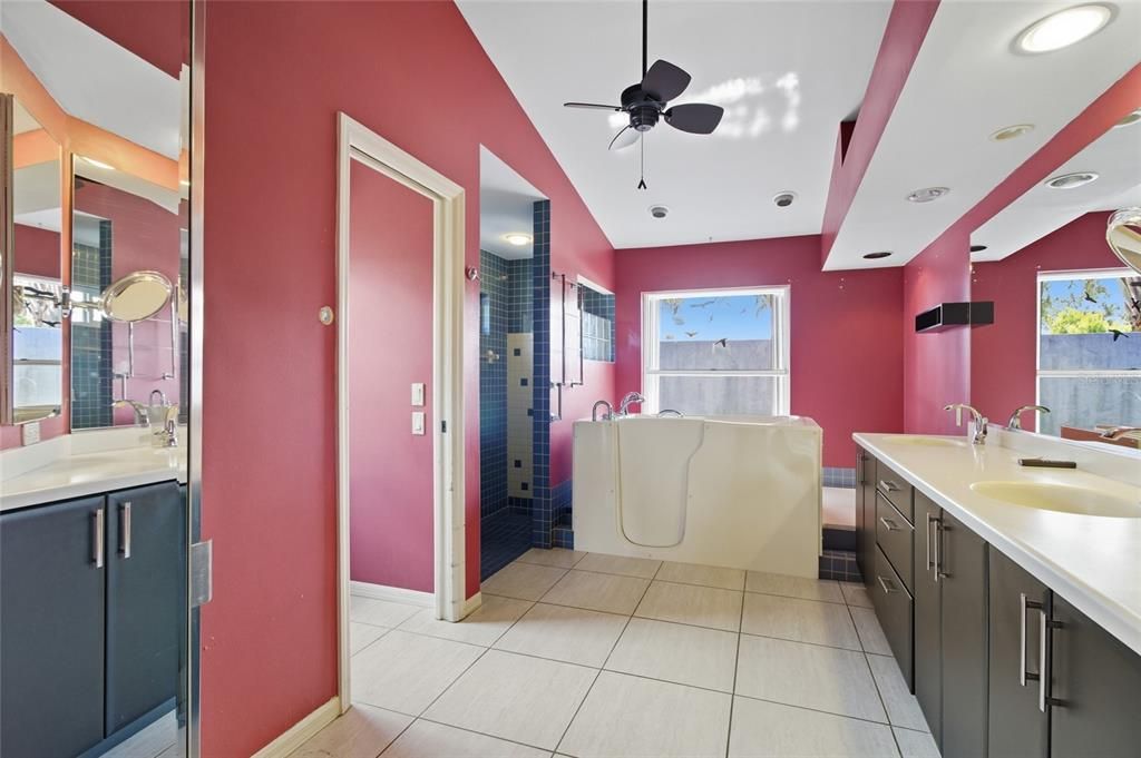 Bathroom, Dual Sink Vanities, Interior, Recessed Lighting