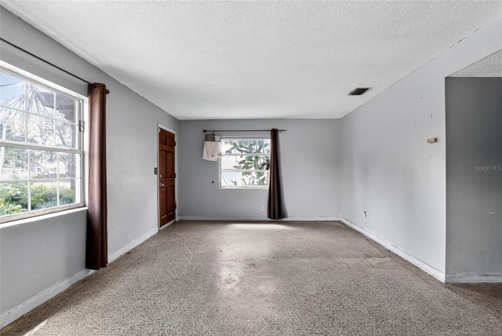 Empty room, Interior