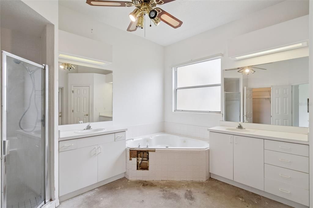 Bathroom, Dual Sink Vanities, Interior